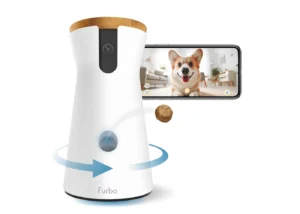 Câmera inteligente Furbo para monitoramento de cães, com aplicativo exibindo um cachorro e sistema de lançamento de petiscos.