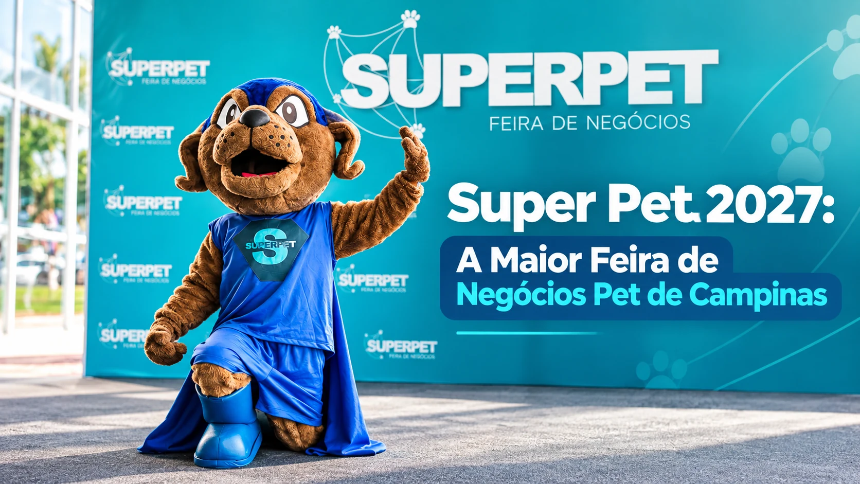 Mascote da SuperPet em frente ao painel do evento, em arte de divulgação da Super Pet 2027, a maior feira de negócios pet de Campinas.