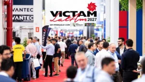 Entrada da VICTAM LatAm 2027, com profissionais e visitantes circulando pelos corredores da feira de tecnologia para nutrição animal.
